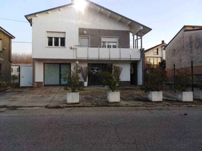 Casa in vendita in Via Alessandro Volta, Cento Paese, Cento