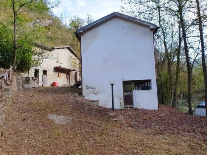 Casa con 6 locali in vendita in Frazione Casaregnano, Roccafluvione