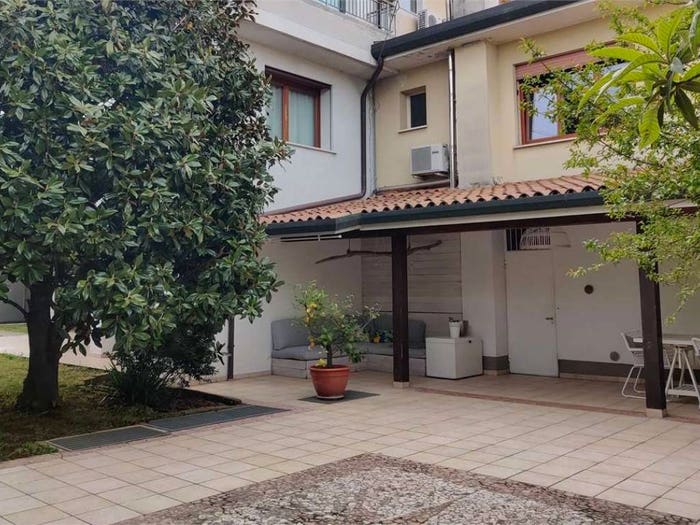 Casa con 6 locali in vendita in via bertolini, Centro, Montebelluna