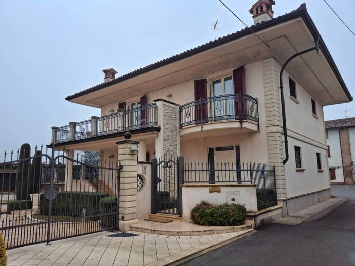 Casa con 6 locali in vendita in Via Castello, Centro, Barbata