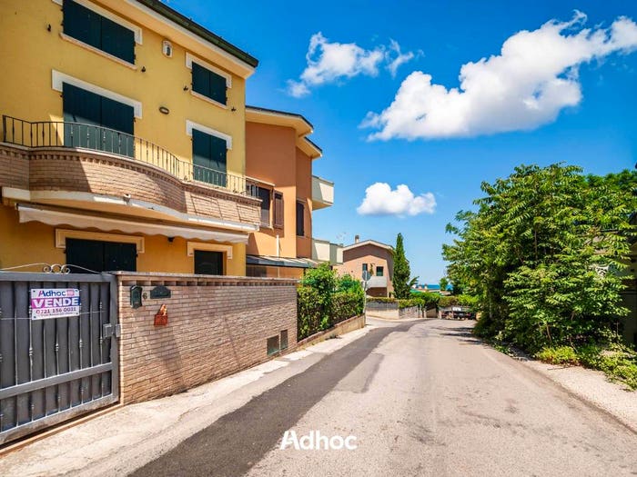 Casa quadrilocale in vendita in Via del Carmine, Gimarra, Fano