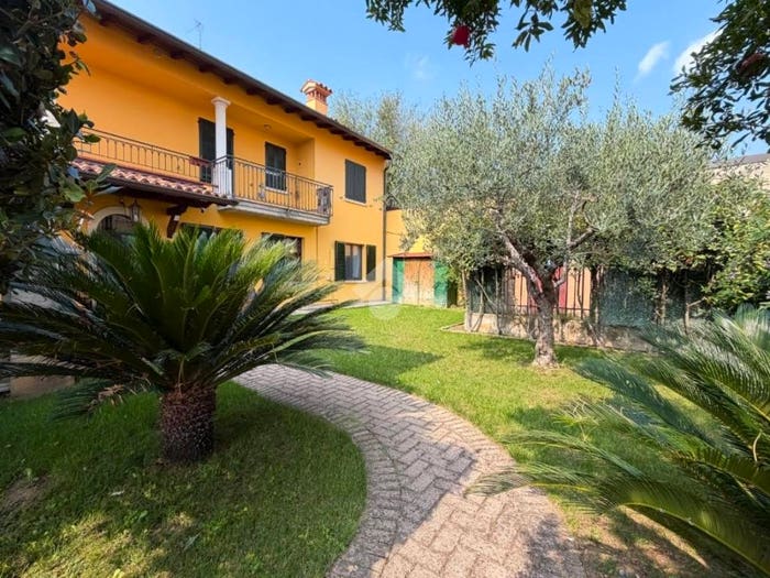 Appartamento trilocale in vendita in Via Giuseppe Cesare Abba, Centro, Passirano