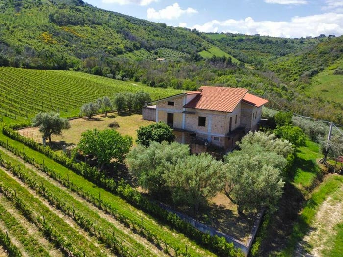Casa con 6 locali in vendita in Contrada Piane Tronto No Number, Controguerra