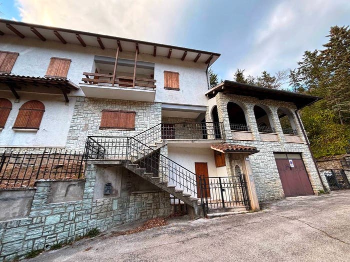 Casa con 6 locali in vendita in Centro, Pioraco
