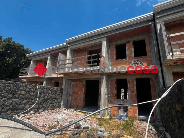 Casa con 5 locali in vendita in Via Cristoforo Colombo, Centro, Aci Sant'Antonio