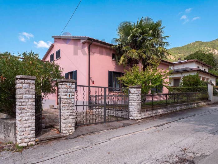 Casa quadrilocale in vendita in Centro, Costacciaro