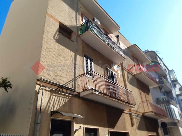 Appartamento trilocale in vendita in VIA LIVIO ANDRONICO, Commenda, Brindisi