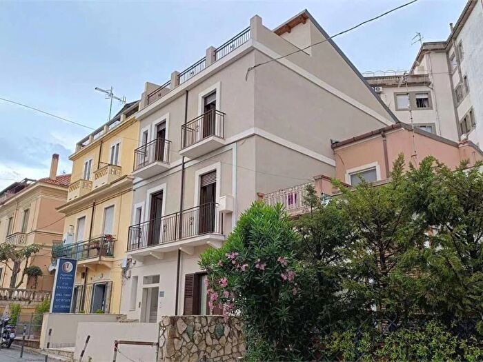 Appartamento con 6 locali in vendita in Via Giuseppe Schipani, Stadio Pontepiccolo, Catanzaro