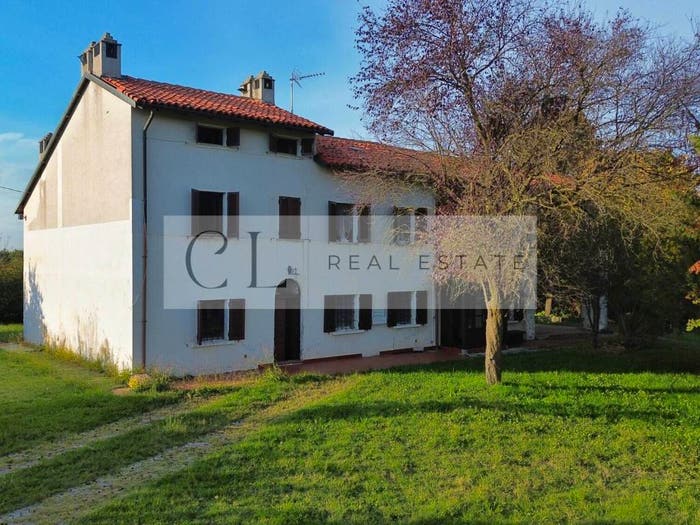 Casa con 6 locali in vendita in Strada Case Sparse, Carentino