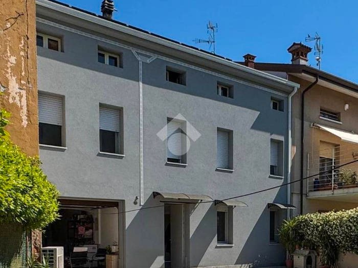 Casa con 5 locali in vendita in Viale Montegrappa, Centro, Castel Goffredo