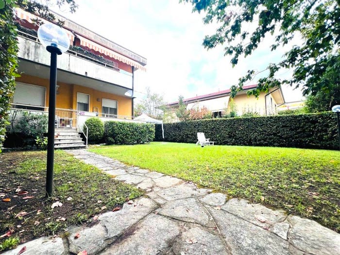 Appartamento quadrilocale in vendita in Marina di Massa Centro, Massa