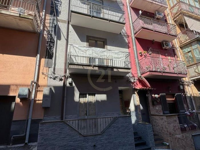 Casa con 6 locali in vendita in VIA DELL'ANITRA, San Giorgio, Catania