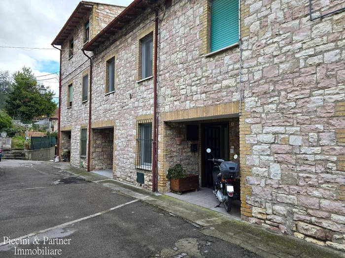 Casa con 6 locali in vendita in Via della Madonna dell'Olivo, Zona Nuova, Assisi