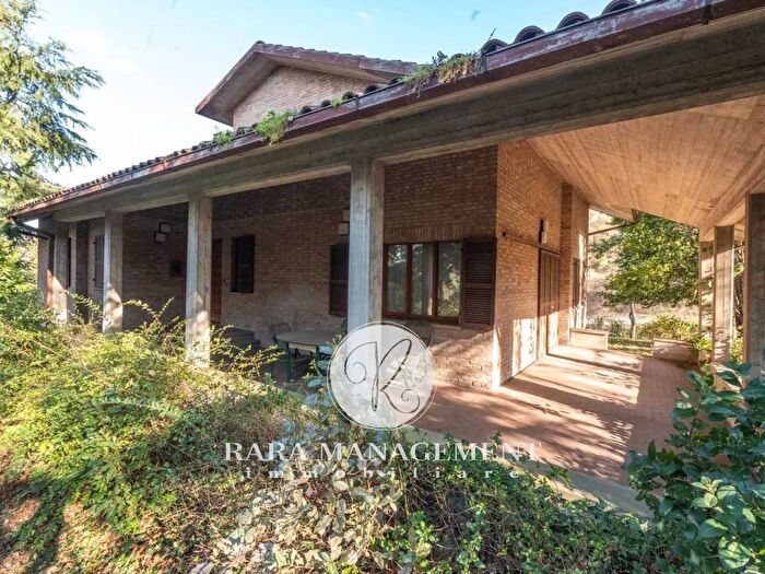 Casa con 6 locali in vendita in Urbino