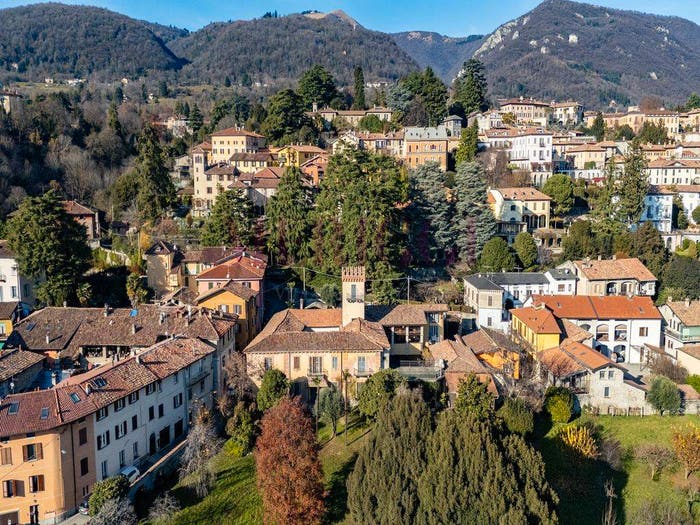 Casa con 6 locali in vendita in Via San Maurizio, Centro, Erba