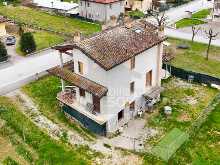 Casa con 6 locali in vendita in Via Giuseppe Di Vittorio, Masrola, Borghi