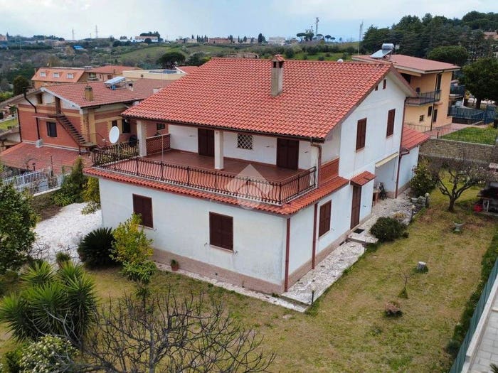 Casa con 6 locali in vendita in VIA DEI VILLINI, Centro, Morlupo