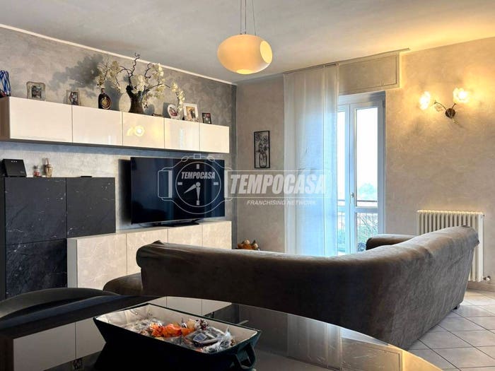 Appartamento trilocale in vendita in Via Sant' Eufemia, Centro, Paruzzaro