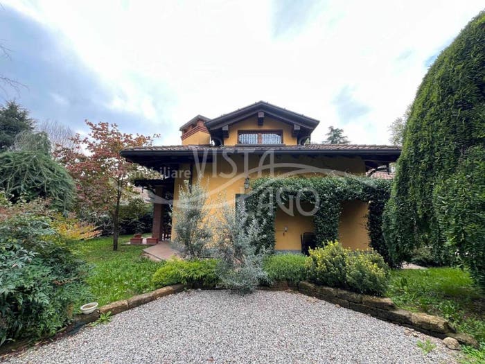 Casa con 6 locali in vendita in Via dei Platani, Centro, Carimate