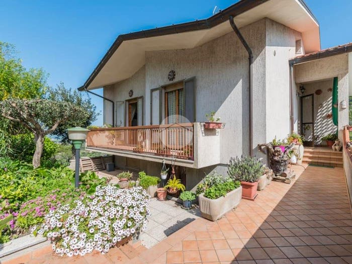 Casa con 6 locali in vendita in Via Riccardo Zandonai, Centro, Mombaroccio