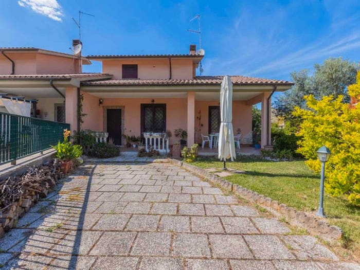 Casa con 6 locali in vendita in Via dei Giardinetti, Nerola