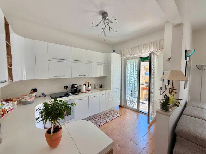 Appartamento trilocale in vendita in Via Giacomo Soliman, Sestri Ponente, Genova