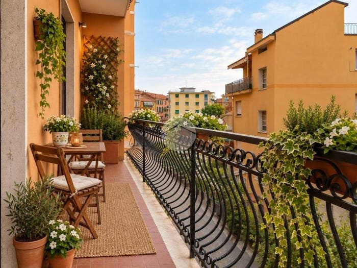 Appartamento con 5 locali in vendita in Via Martiri della Libertà, Porto Maurizio, Imperia