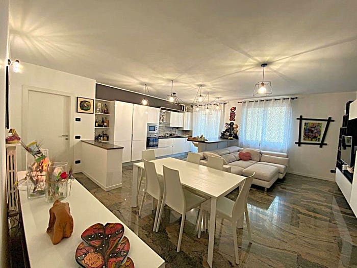 Appartamento trilocale in vendita in Via Rivi, Centro, Zandobbio