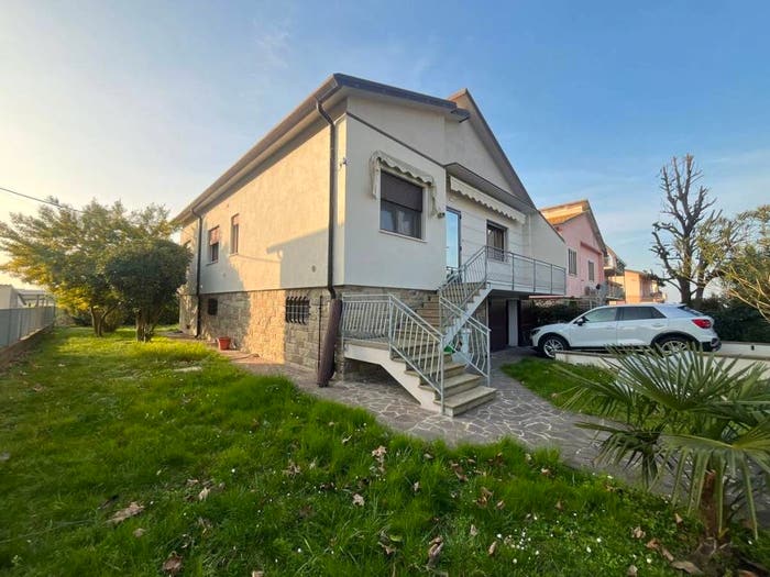 Casa con 6 locali in vendita in Via Aprile, Loreo