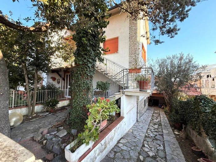 Casa con 6 locali in vendita in Cecina Centro, Cecina