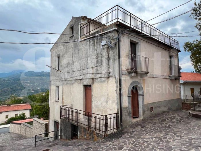 Casa con 5 locali in vendita in Largo Santa Maria delle Grazie, San Pietro in Amantea