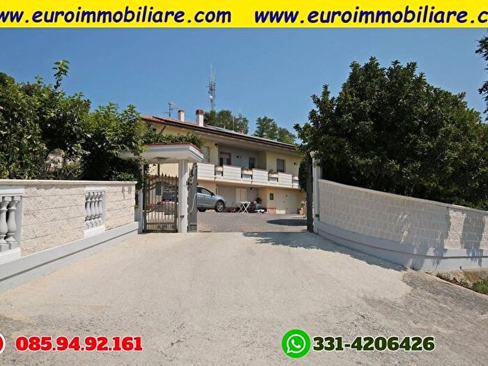 Casa con 8 locali in vendita in Strada Comunale Colle Cretone, Pineto