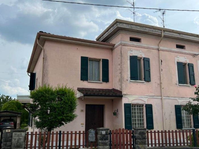 Casa con 6 locali in vendita in Strada Alessandro Volta, Centro, Reggiolo