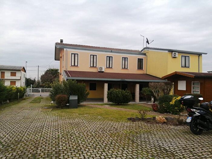 Casa con 6 locali in vendita in Due Carrare