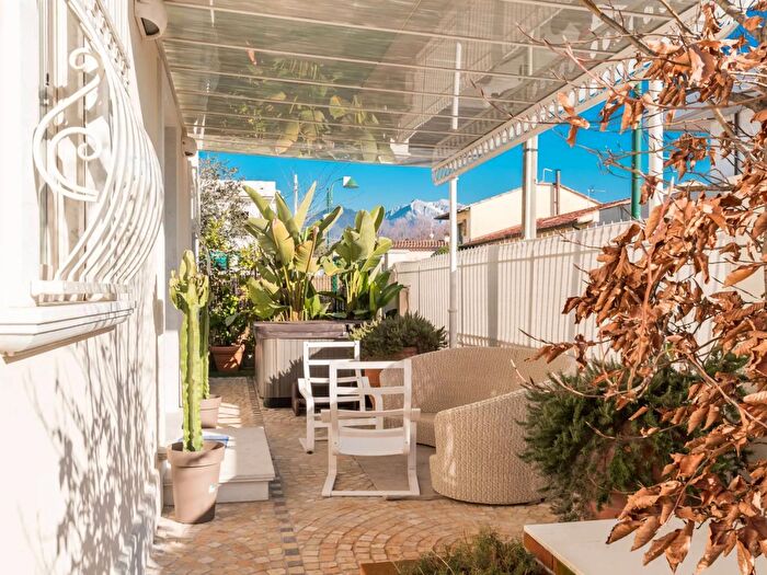 Casa con 6 locali in vendita in Via Piave, Forte Dei Marmi