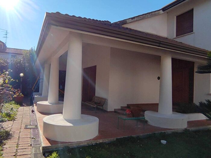 Casa con 11 locali in vendita in Strada Statale Sannitica, Caserta