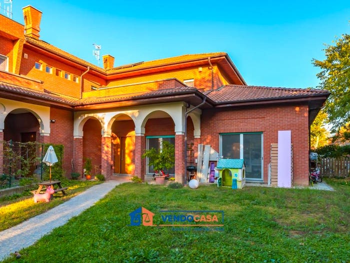 Casa con 6 locali in vendita in Strada Fey, Centro, Bra