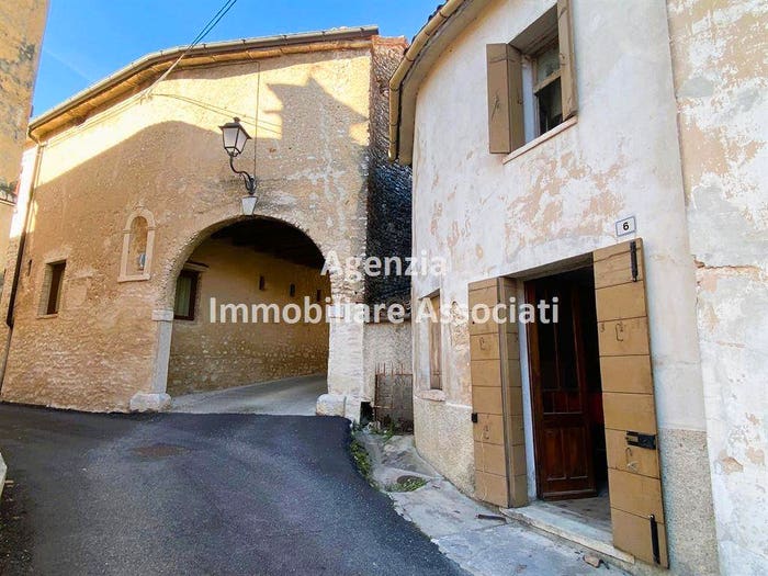 Casa con 6 locali in vendita in Vicolo Giaccò, Centro, Possagno