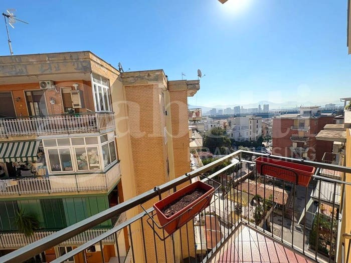 Appartamento trilocale in vendita in via carlo de marco, San Carlo All'Arena, Napoli