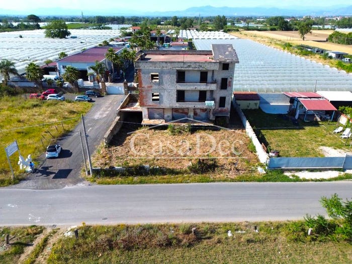 Casa con 6 locali in vendita in Via Salvo D'Acquisto, Parete
