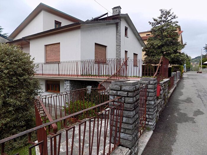 Casa con 10 locali in vendita in Barga