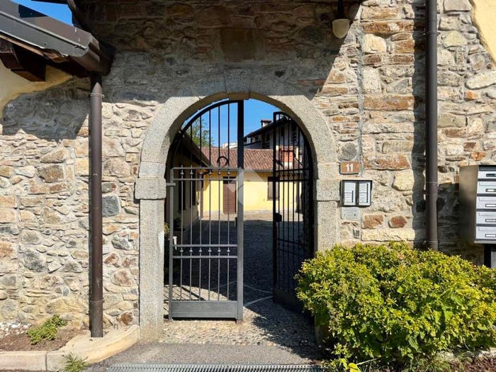 Appartamento bilocale in vendita in Via Santa Maria, Caprino, Caprino Bergamasco