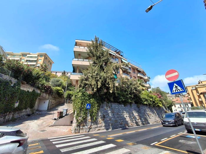 Appartamento trilocale in vendita in Via Valli, Porto Maurizio, Imperia