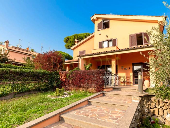 Casa con 6 locali in vendita in Via Romana, Centro, Genzano di Roma