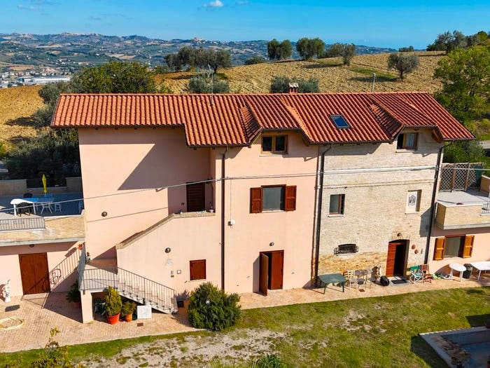 Casa con 6 locali in vendita in Via Giardino, Centro, Controguerra