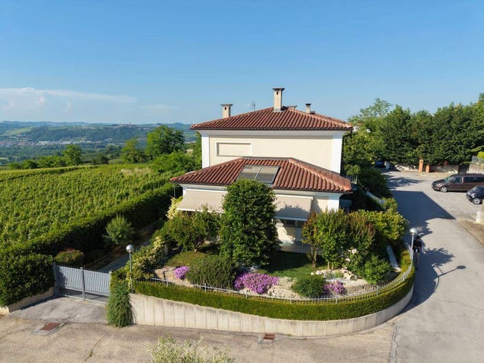 Casa con 6 locali in vendita in Via Carlo Alberto, Verduno