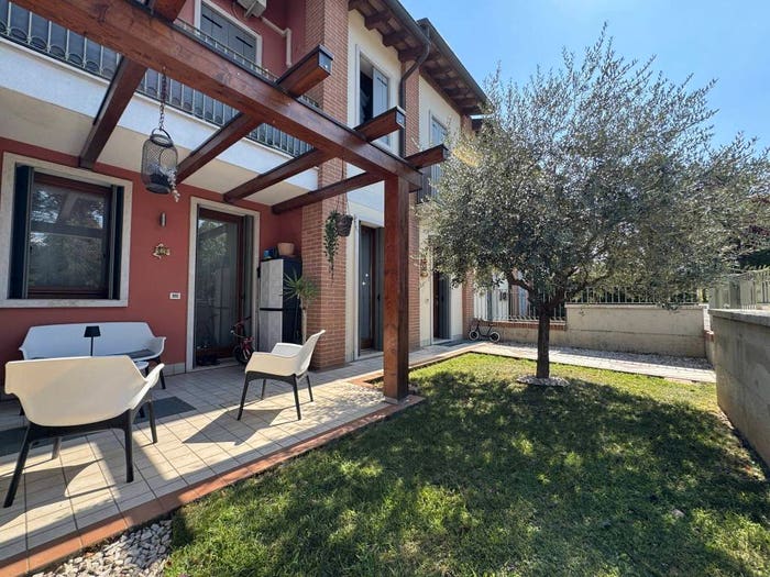 Appartamento con 5 locali in vendita in Piazza dei Donatori di Sangue, Centro, Isola Vicentina