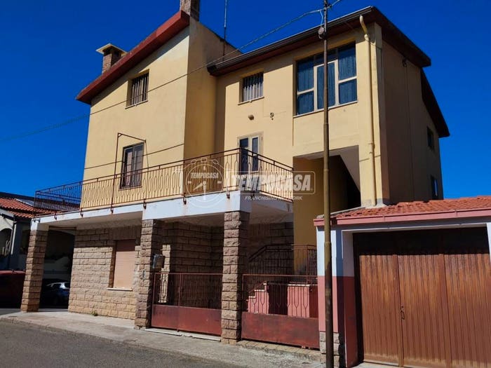 Casa con 6 locali in vendita in Via Mele Cav, Thiesi
