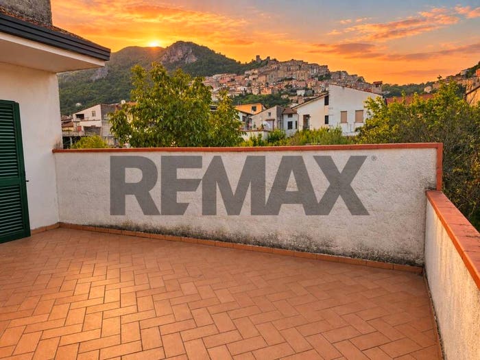 Casa con 6 locali in vendita in Pietravairano