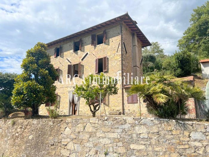 Casa con 6 locali in vendita in Camaiore Paese, Camaiore